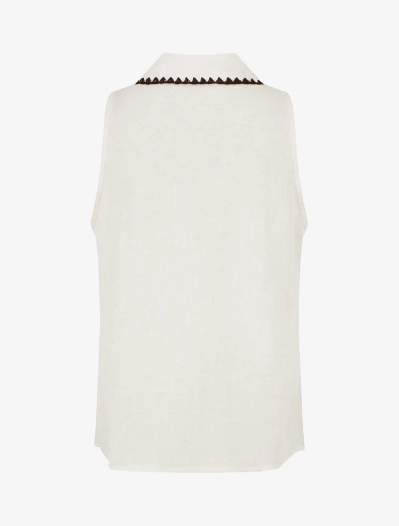 Ärmellose Bluse mit besticktem Kragen. - Ecru