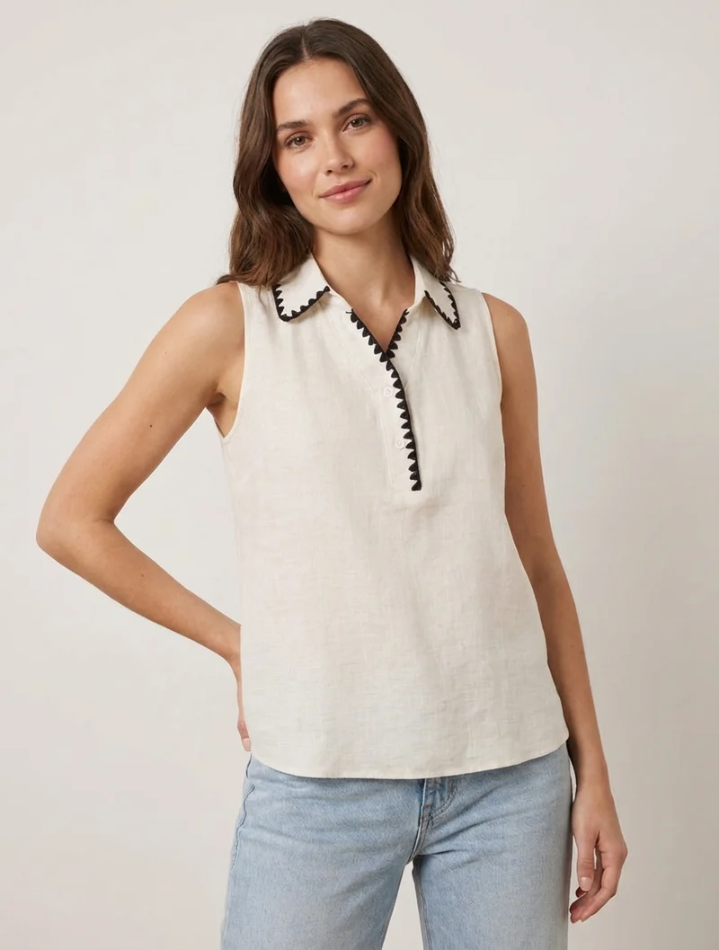 Ärmellose Bluse mit besticktem Kragen. - Ecru