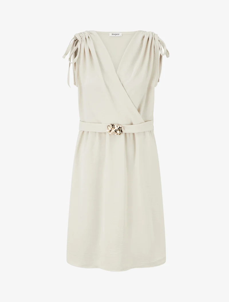 Einfarbiges Kleid mit Schmuckeinsatz an der Taille - Beige