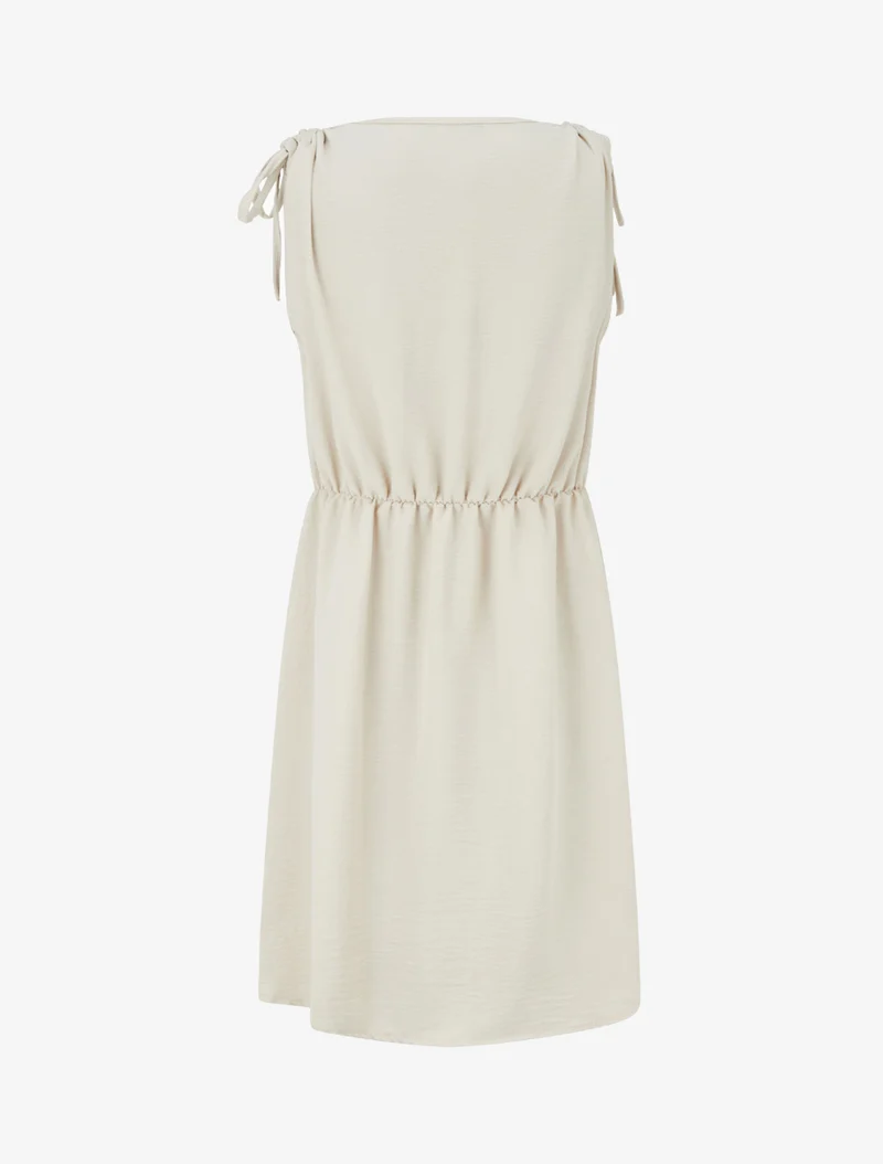 Einfarbiges Kleid mit Schmuckeinsatz an der Taille - Beige