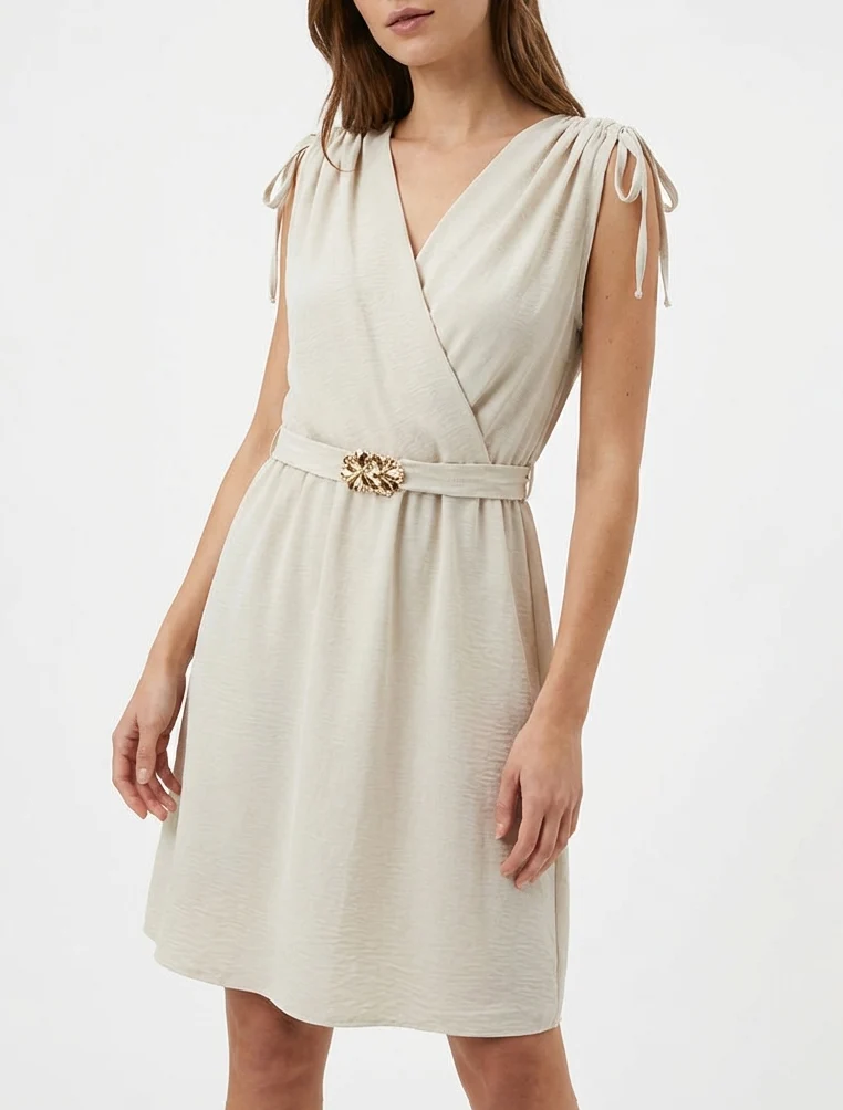 Einfarbiges Kleid mit Schmuckeinsatz an der Taille - Beige