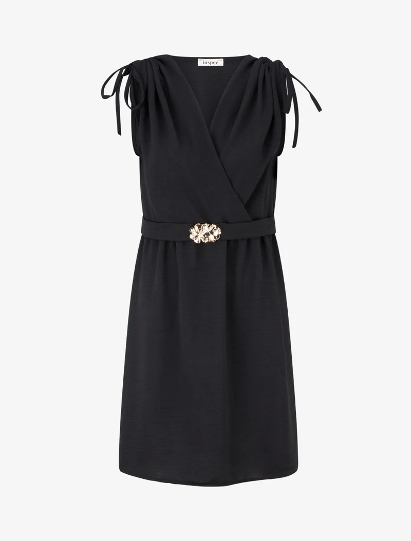 Einfarbiges Kleid mit Schmuckeinsatz an der Taille - Schwarz