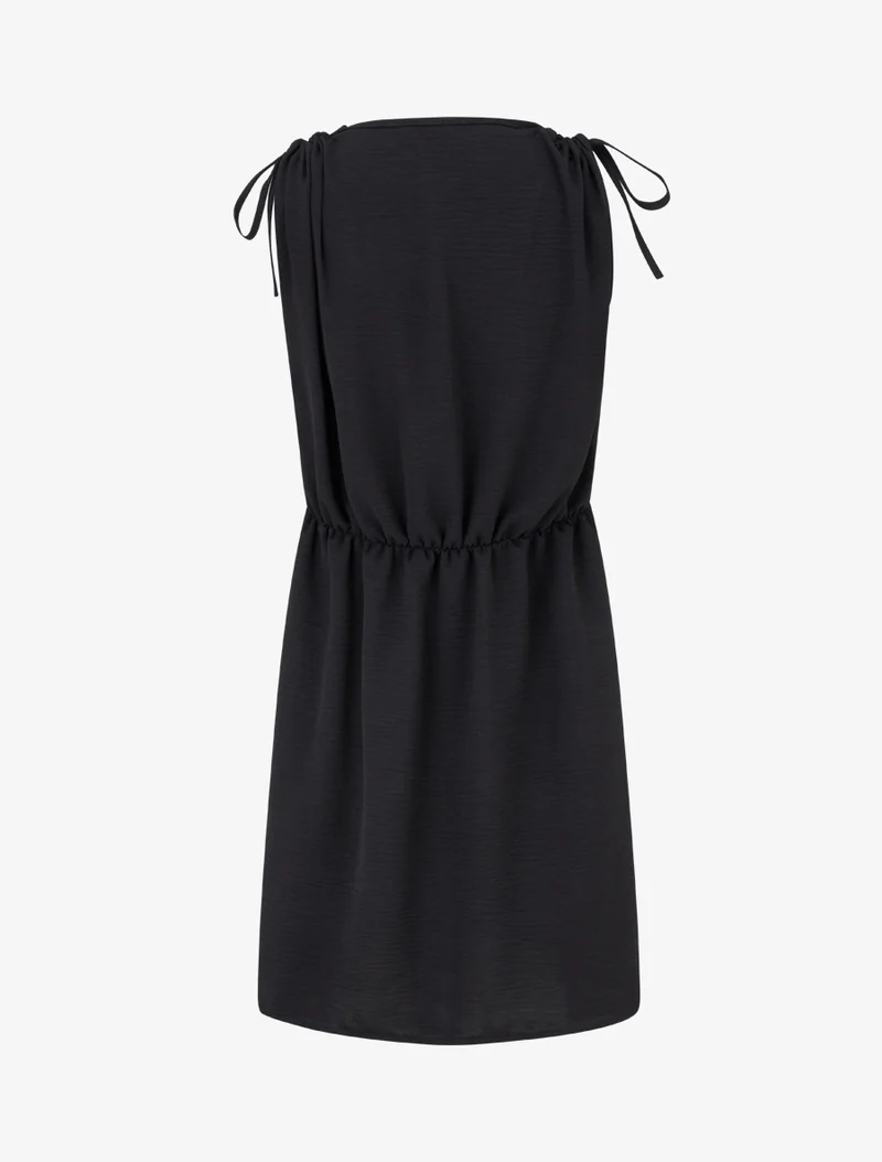 Einfarbiges Kleid mit Schmuckeinsatz an der Taille - Schwarz