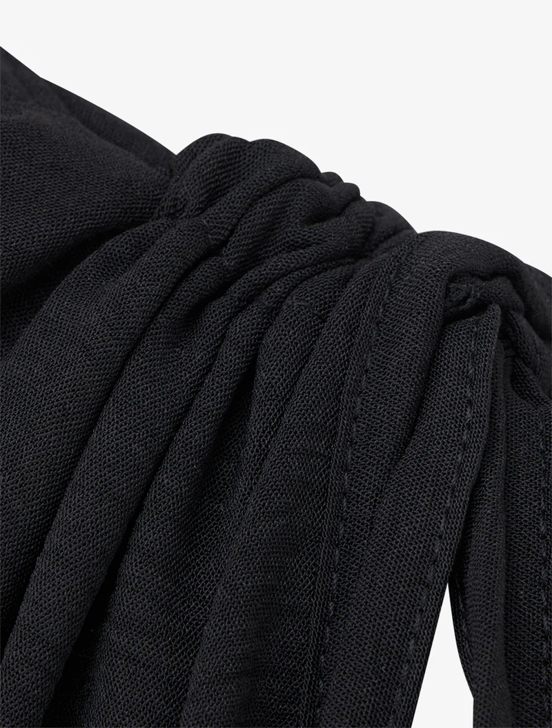 Einfarbiges Kleid mit Schmuckeinsatz an der Taille - Schwarz