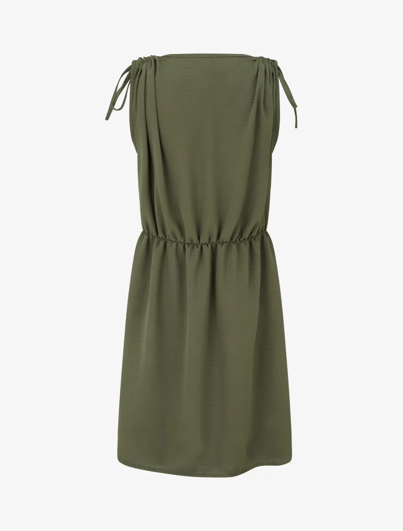Einfarbiges Kleid mit Schmuckeinsatz an der Taille - Kaki