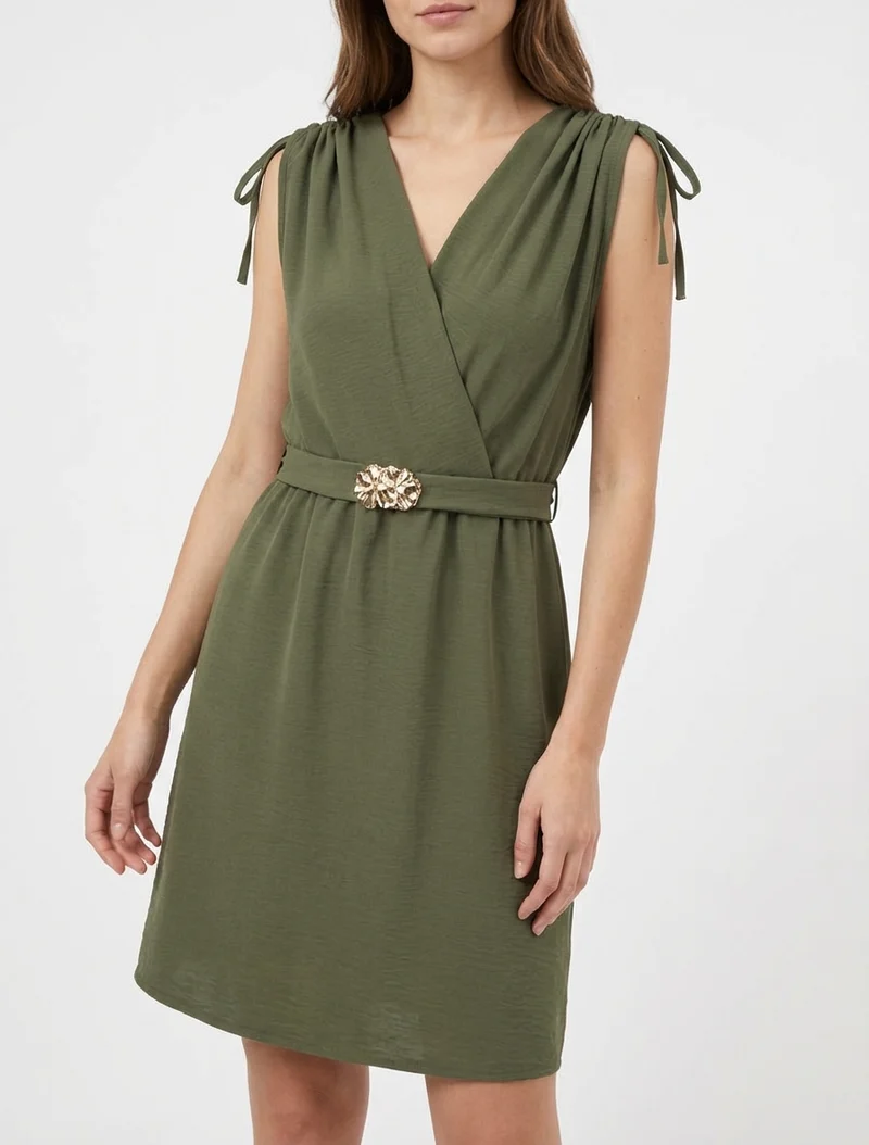 Einfarbiges Kleid mit Schmuckeinsatz an der Taille - Kaki