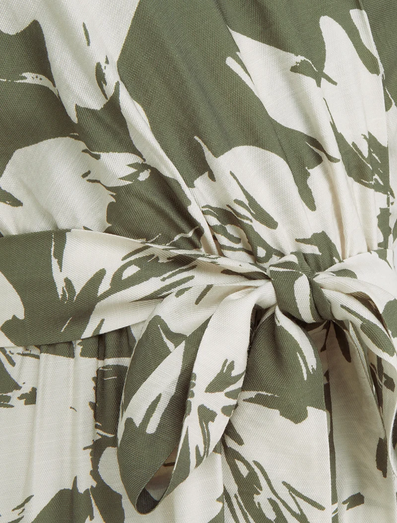 Langes Kleid mit tropischem Blumenmuster und kurzen Ärmeln - Kaki