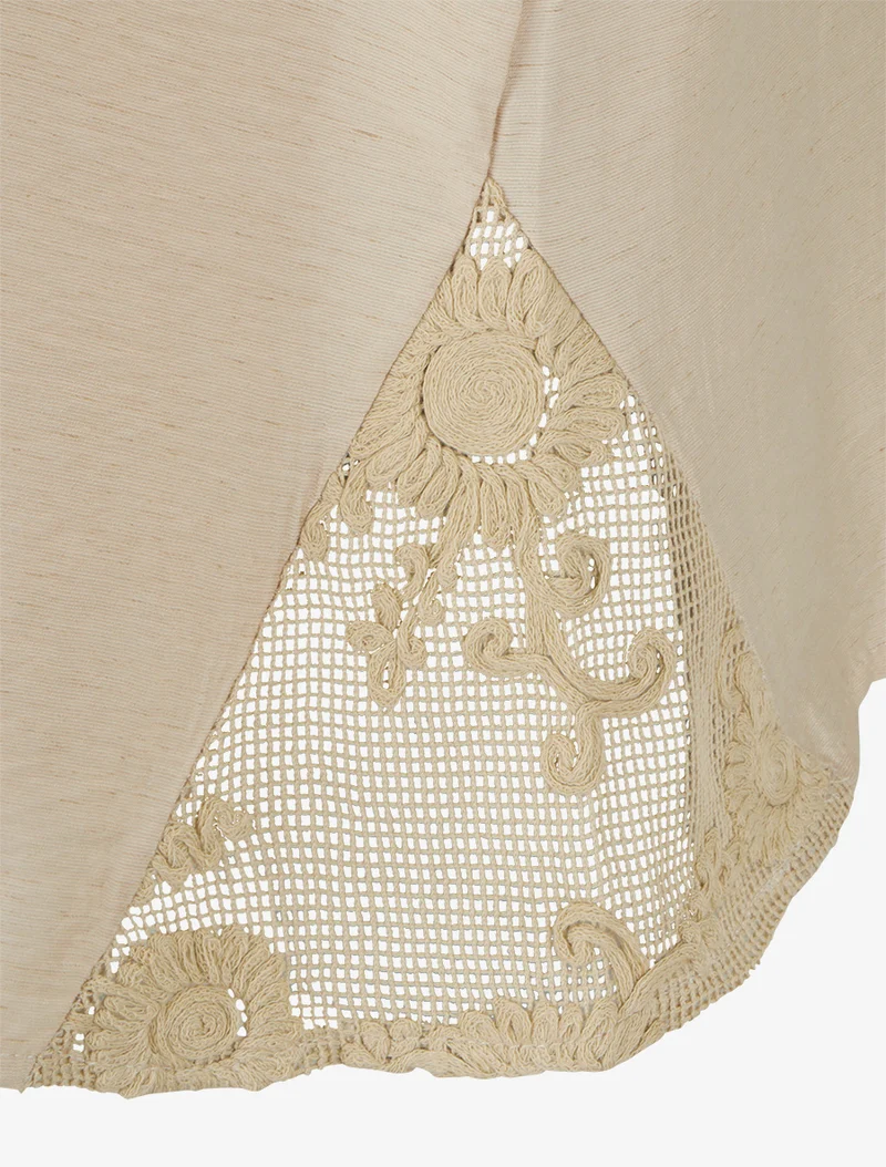 Oberteil mit Kordeleffekt-Details und durchbrochener Stickerei. - Beige