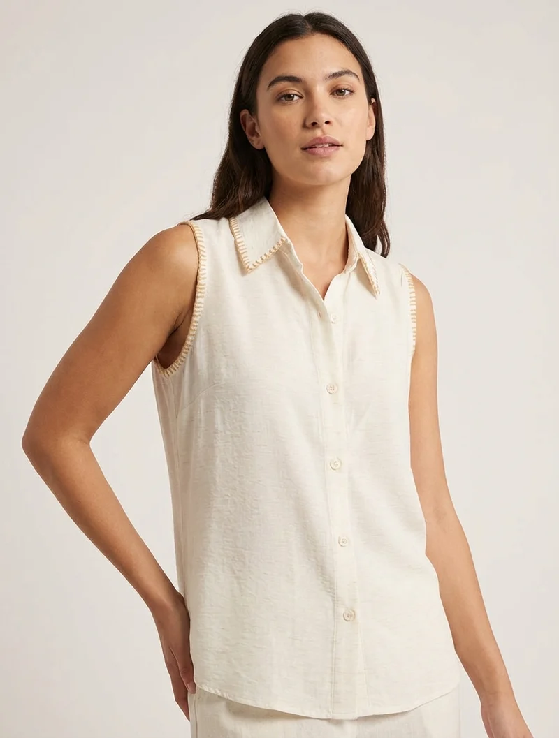 Ärmellose einfarbige Bluse mit Knöpfen - Creme