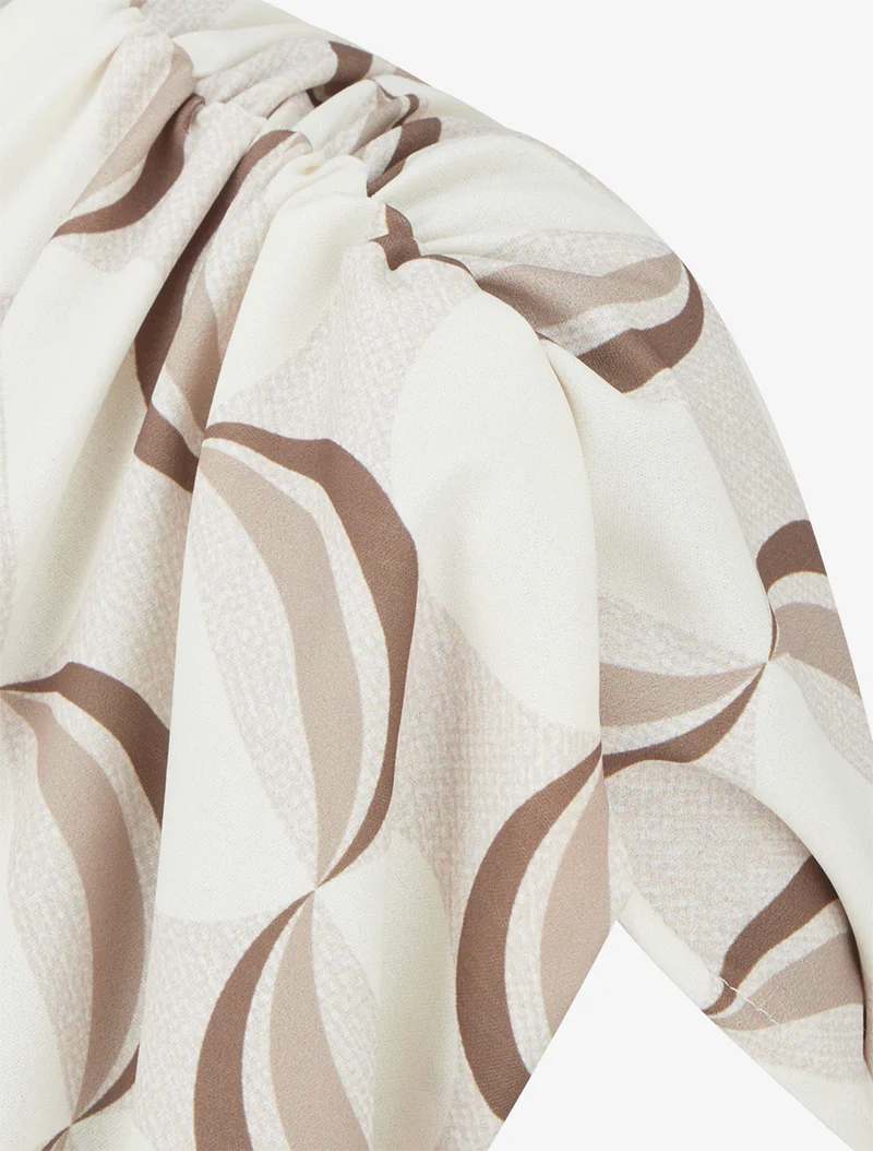 Oberteil mit fließendem Stoff und stilisierten kurzen Ärmeln - Beige