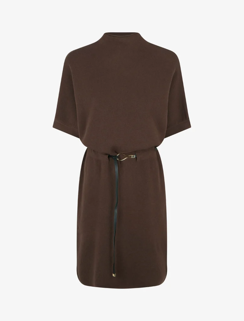 Gerade geschnittenes Strickkleid mit kurzen Ärmeln. - Braun