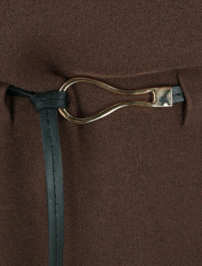 Gerade geschnittenes Strickkleid mit kurzen Ärmeln. - Braun