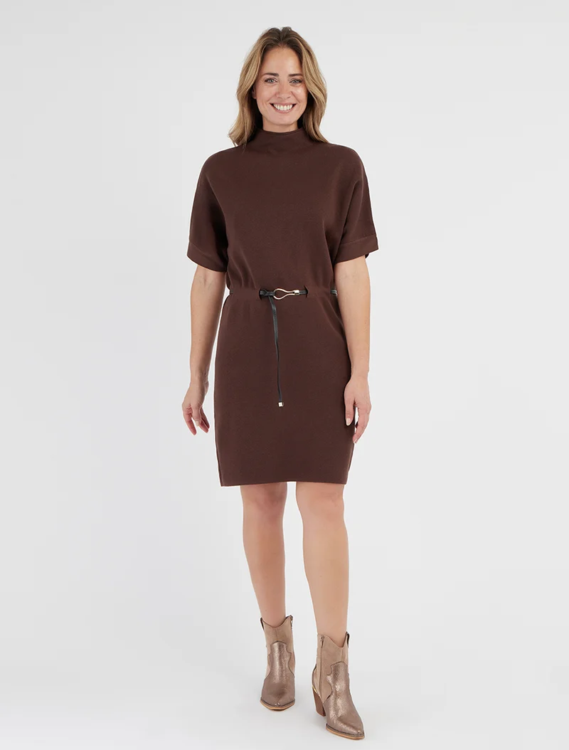 Gerade geschnittenes Strickkleid mit kurzen Ärmeln. - Braun