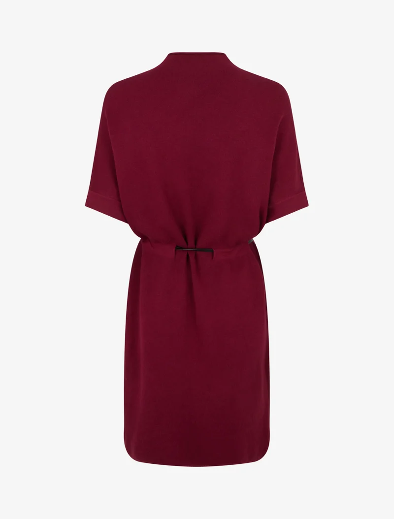Gerade geschnittenes Strickkleid mit kurzen Ärmeln. - Weinrot
