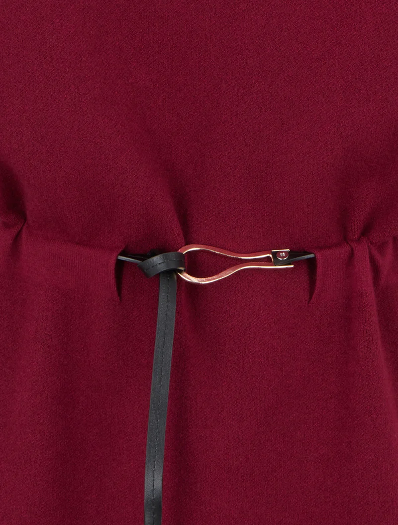 Gerade geschnittenes Strickkleid mit kurzen Ärmeln. - Weinrot