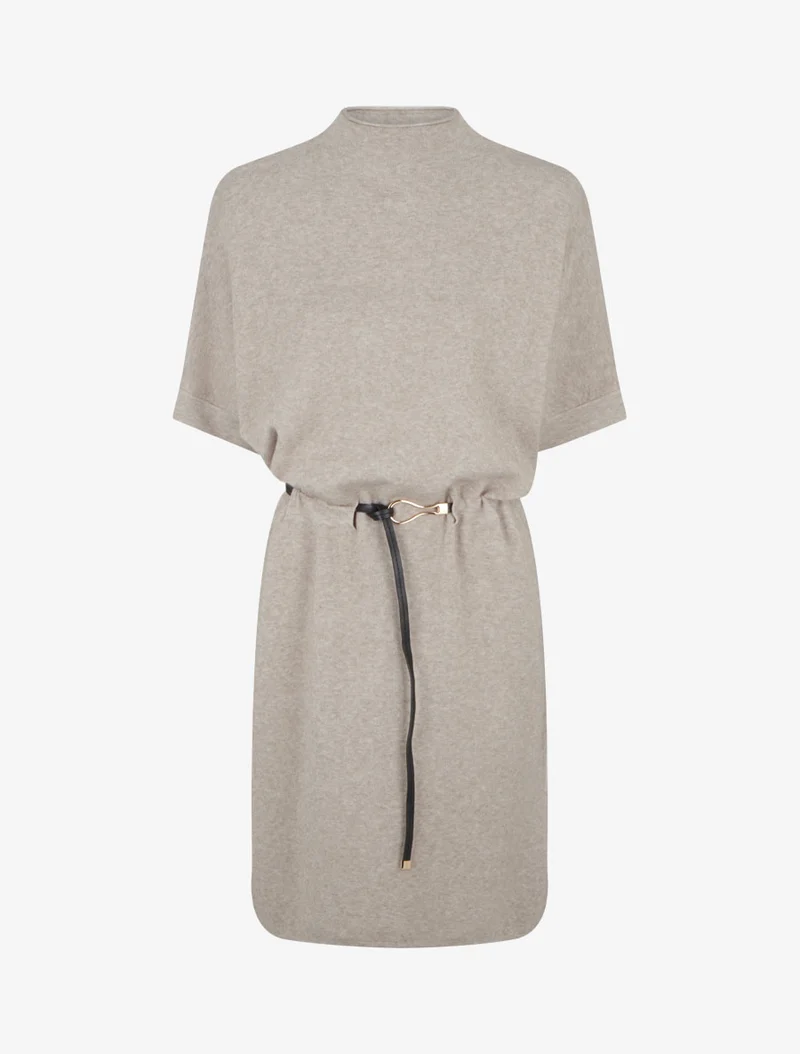 Gerade geschnittenes Strickkleid mit kurzen Ärmeln. - Hellmaulwurf