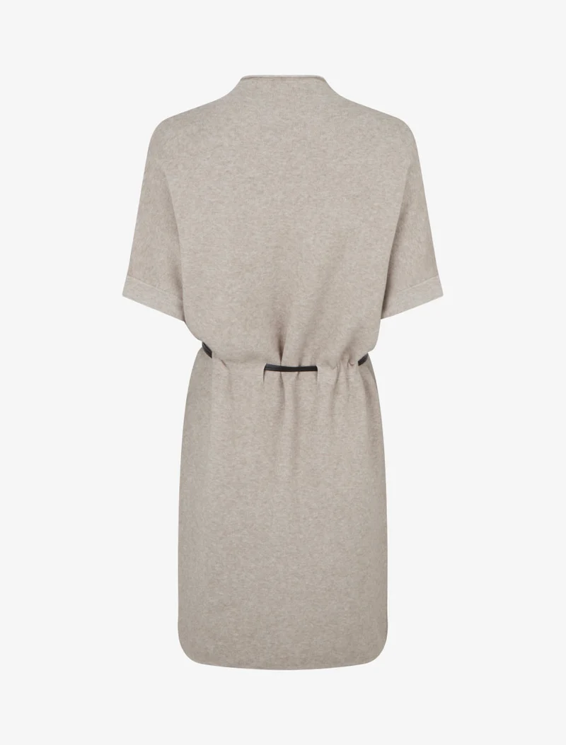 Gerade geschnittenes Strickkleid mit kurzen Ärmeln. - Hellmaulwurf