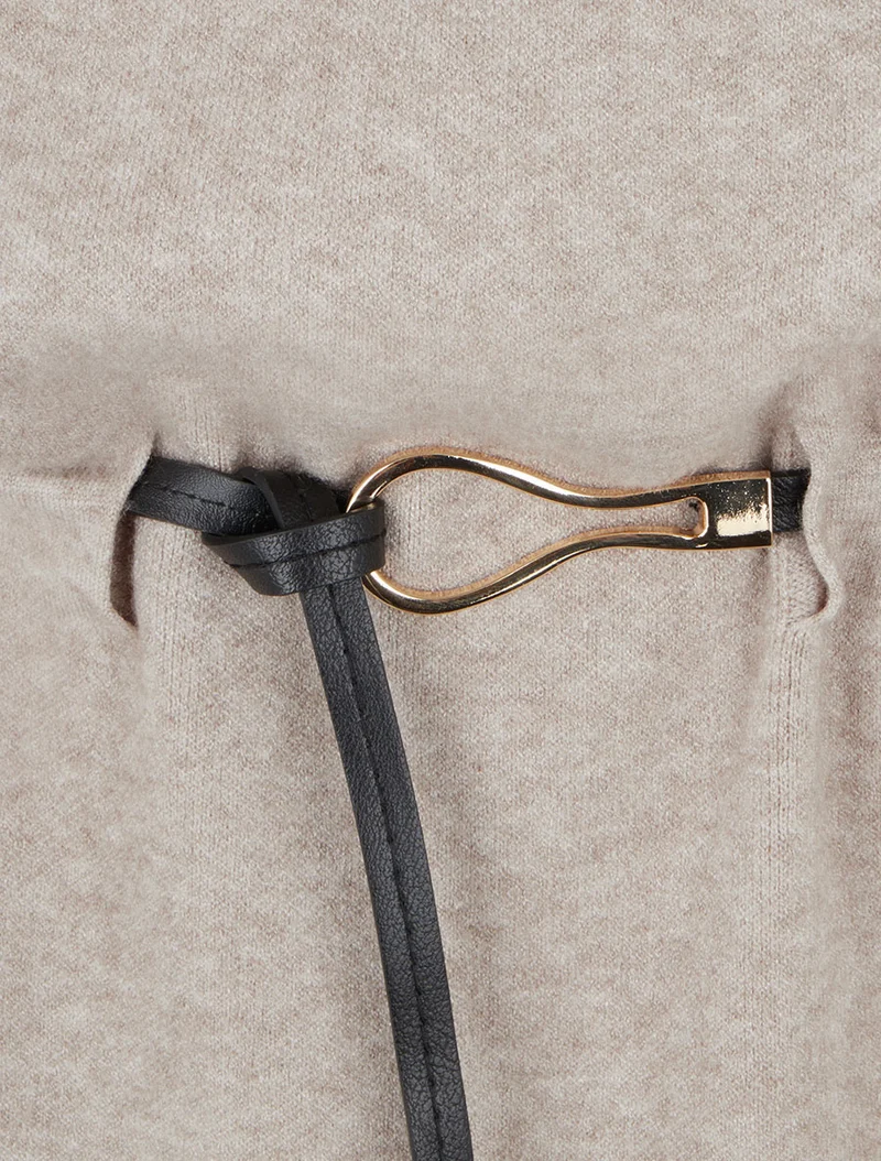 Gerade geschnittenes Strickkleid mit kurzen Ärmeln. - Hellmaulwurf