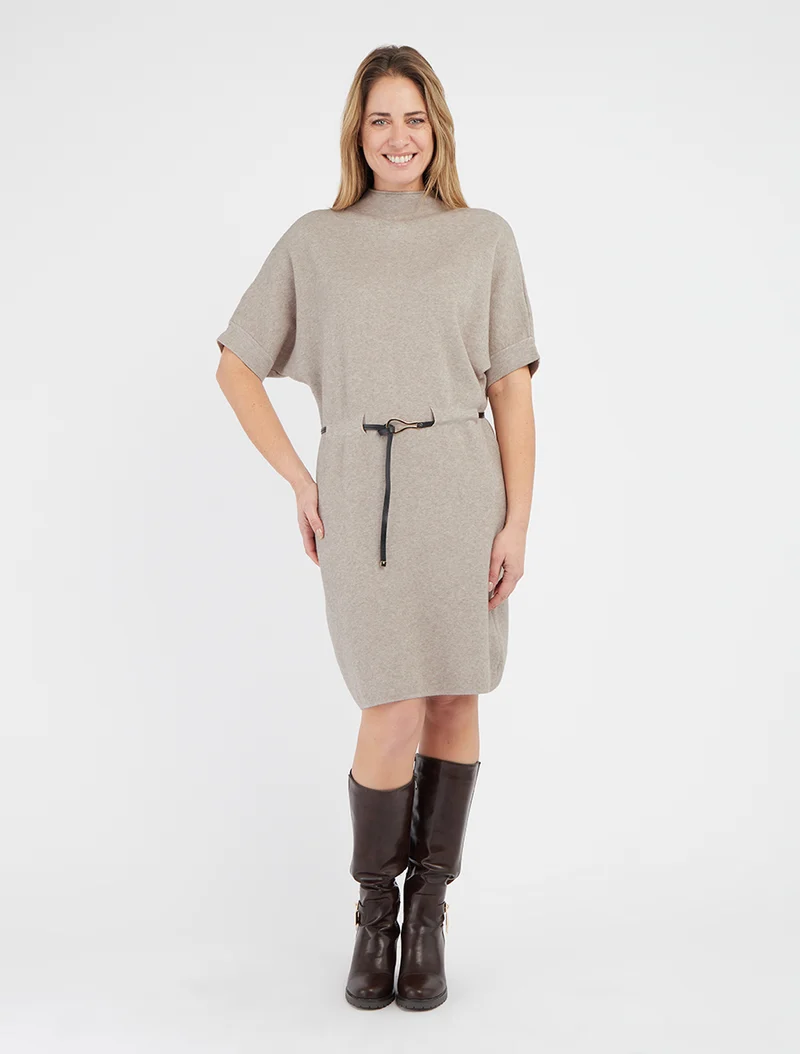 Gerade geschnittenes Strickkleid mit kurzen Ärmeln. - Hellmaulwurf
