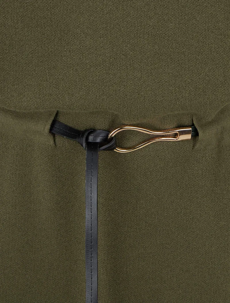 Gerade geschnittenes Strickkleid mit kurzen Ärmeln. - Kaki