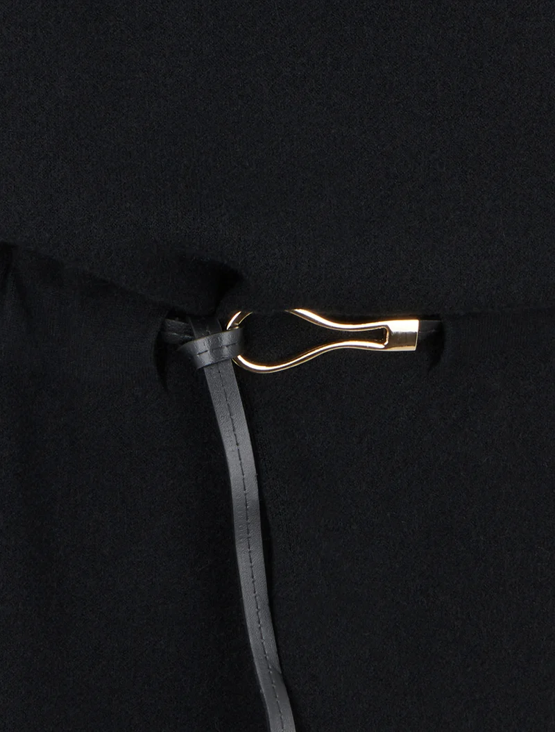 Gerade geschnittenes Strickkleid mit kurzen Ärmeln. - Schwarz