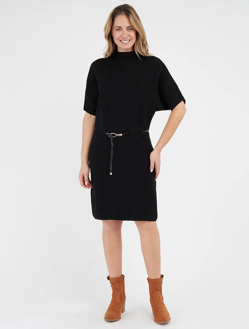 Gerade geschnittenes Strickkleid mit kurzen Ärmeln. - Schwarz
