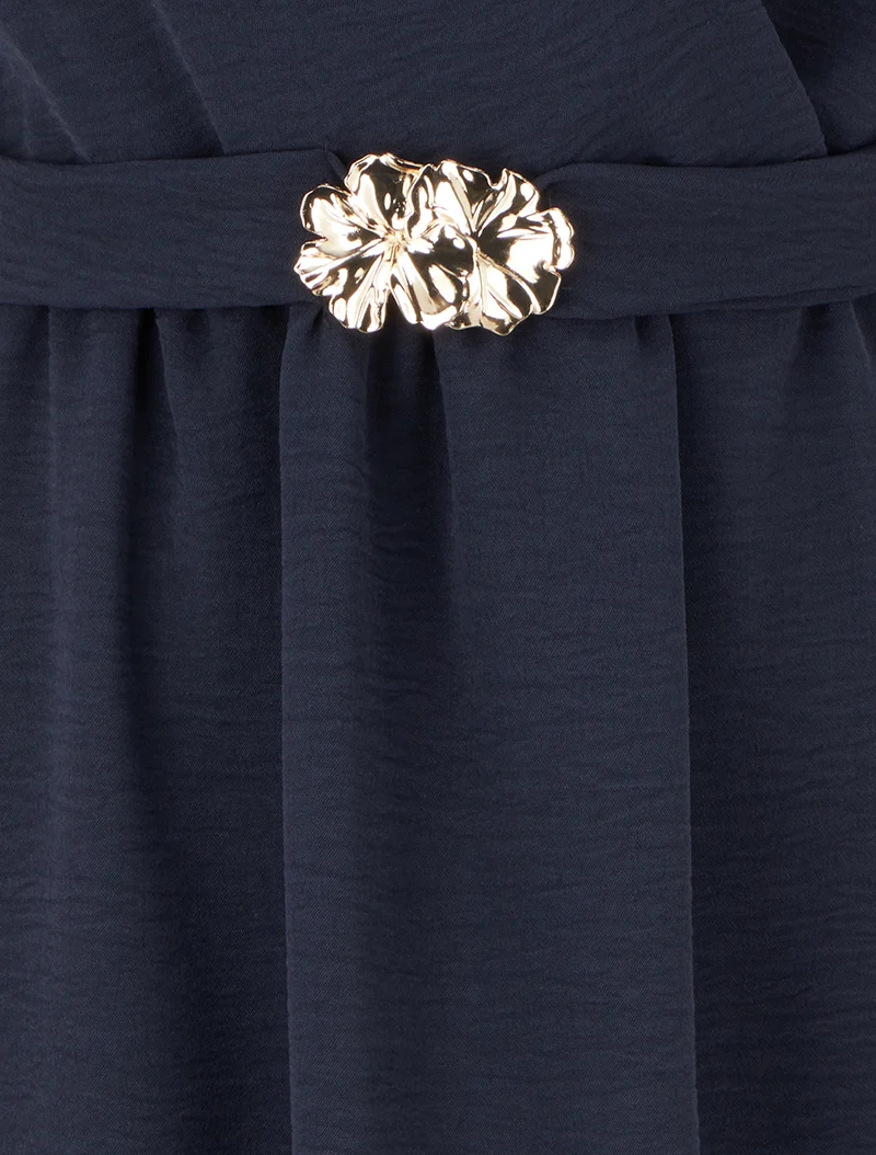 Einfarbiges Kleid mit Schmuckeinsatz an der Taille - Marine