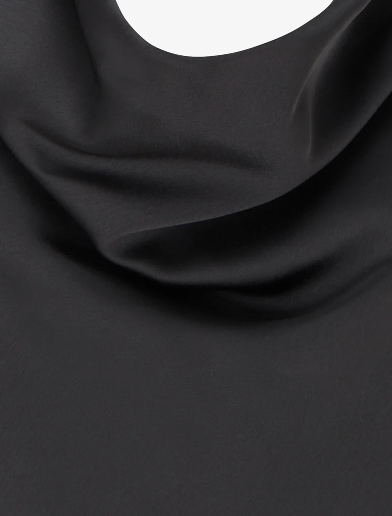 Ärmelloses Satin-Top mit Wasserfallausschnitt - Schwarz