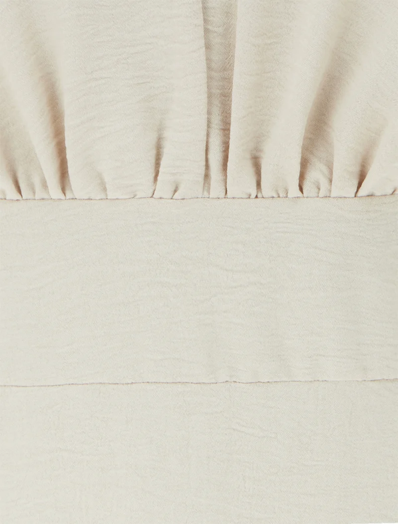 Ausgestelltes Kleid mit Schmuckträgern - Beige