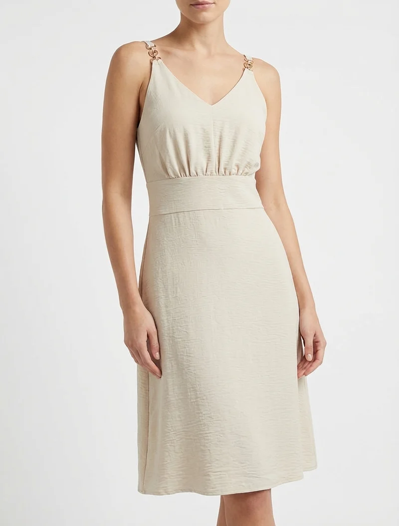 Ausgestelltes Kleid mit Schmuckträgern - Beige