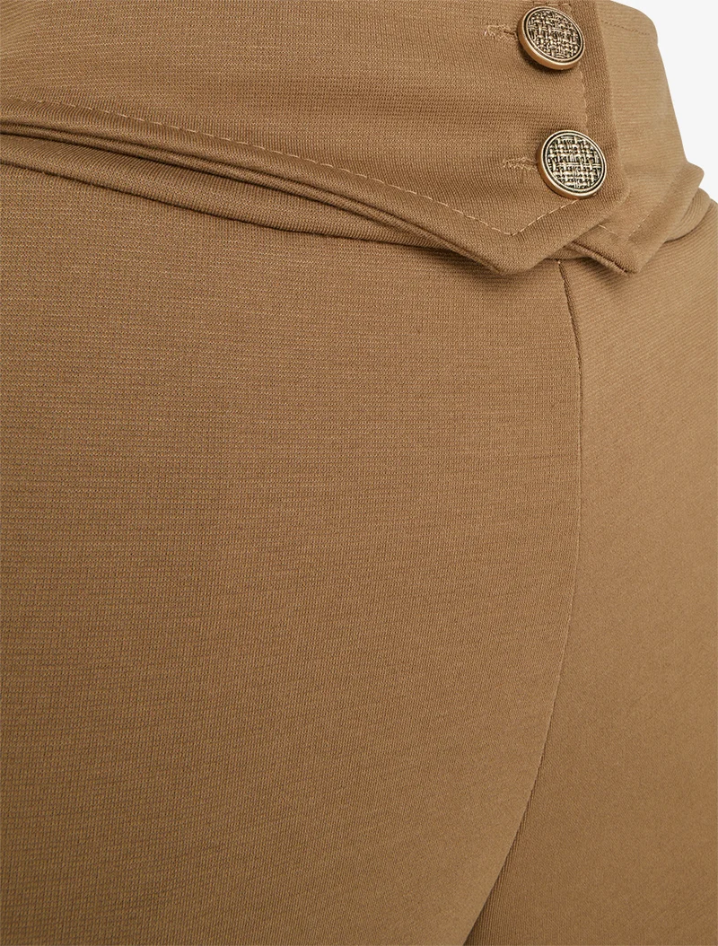 Hose mit geknöpfter Überlappung an der Taille - Kamel