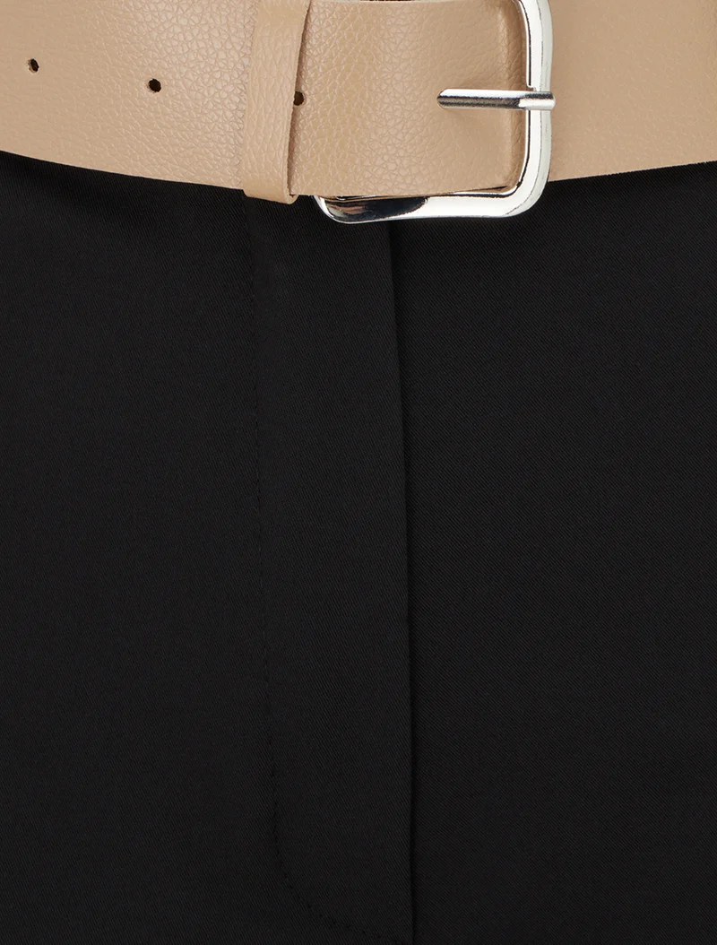 Kurze einfarbige Hose mit Saum und Gürtel - Schwarz