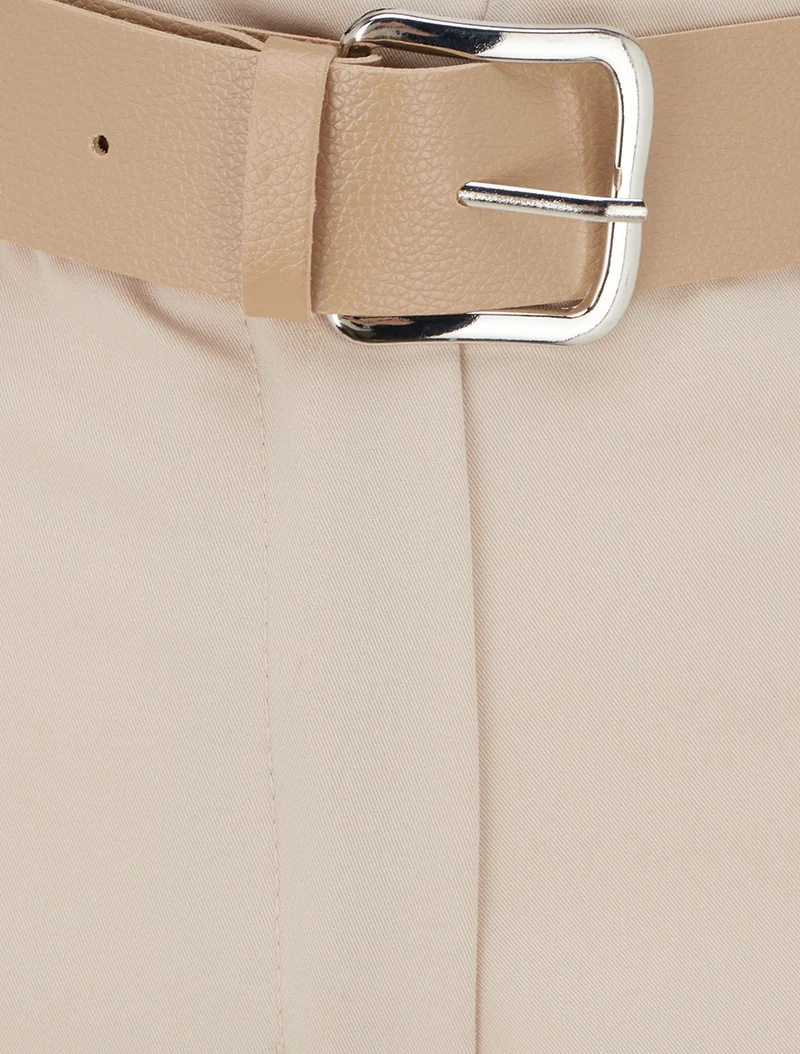 Kurze einfarbige Hose mit Saum und Gürtel - Beige