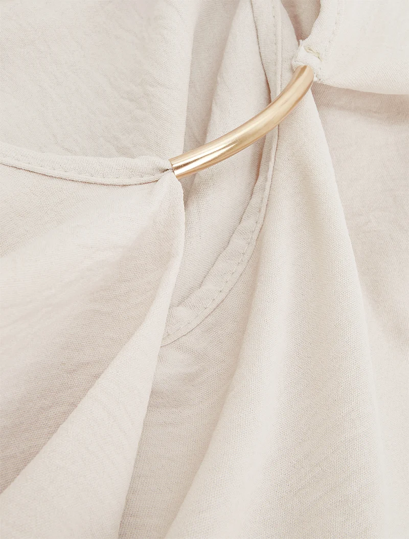 Einfarbiges Oberteil mit rundem Schmuckkragen - Beige