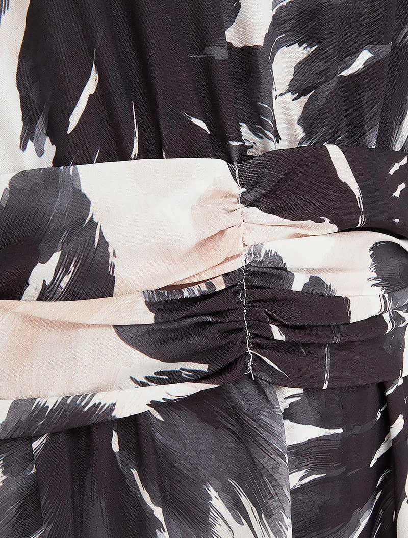 Kleid mit Blattmuster und elastischer Taille - Schwarz