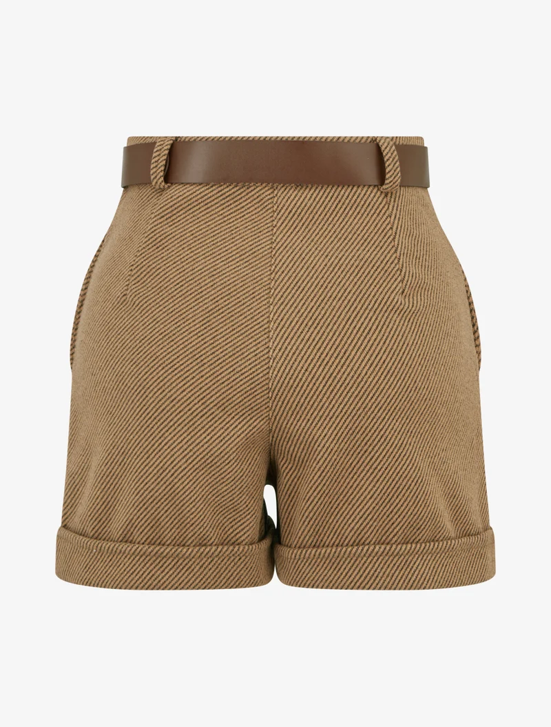 Kurze Shorts mit Saum und Gürtel. - Braun