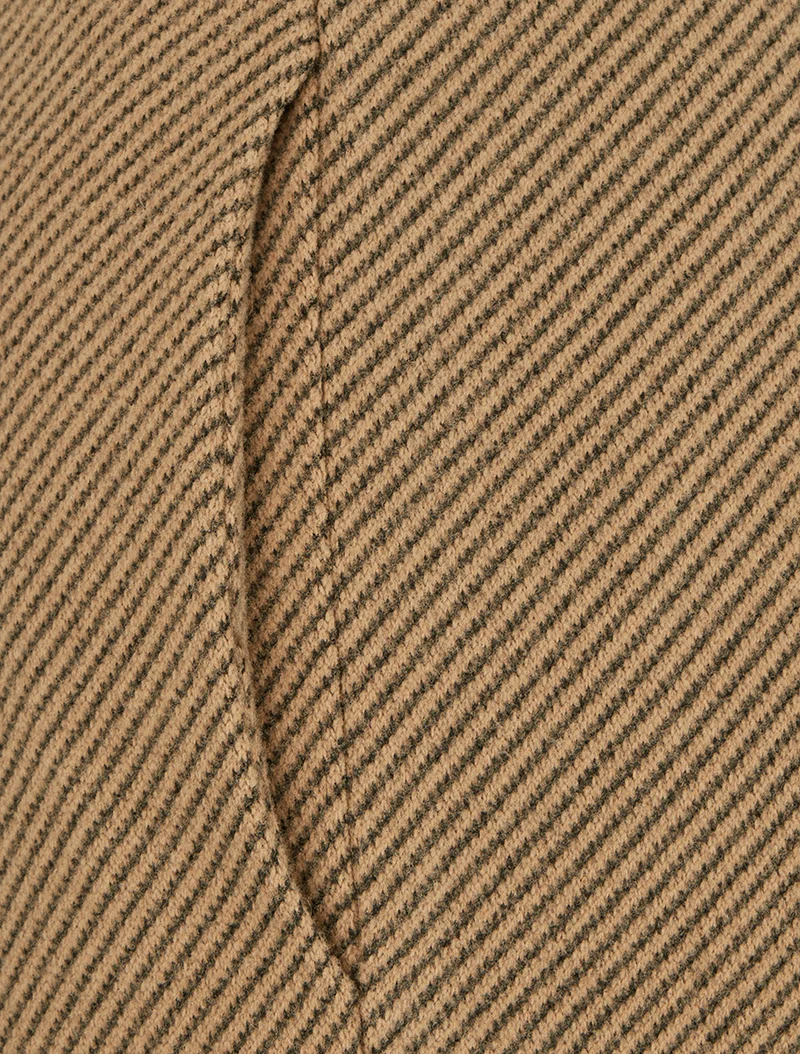 Kurze Shorts mit Saum und Gürtel. - Braun