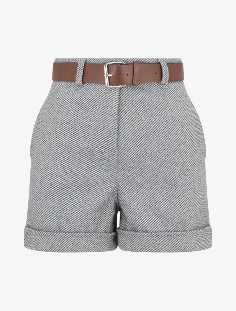 Kurze Shorts mit Saum und Gürtel. - Grau
