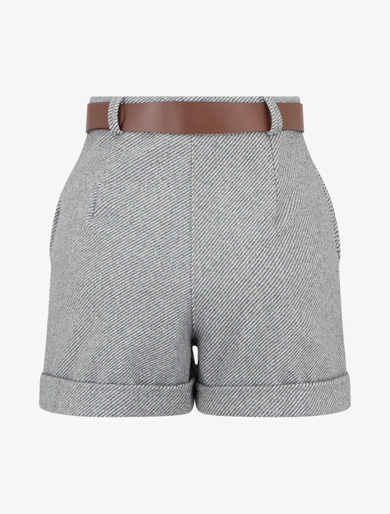 Kurze Shorts mit Saum und Gürtel. - Grau
