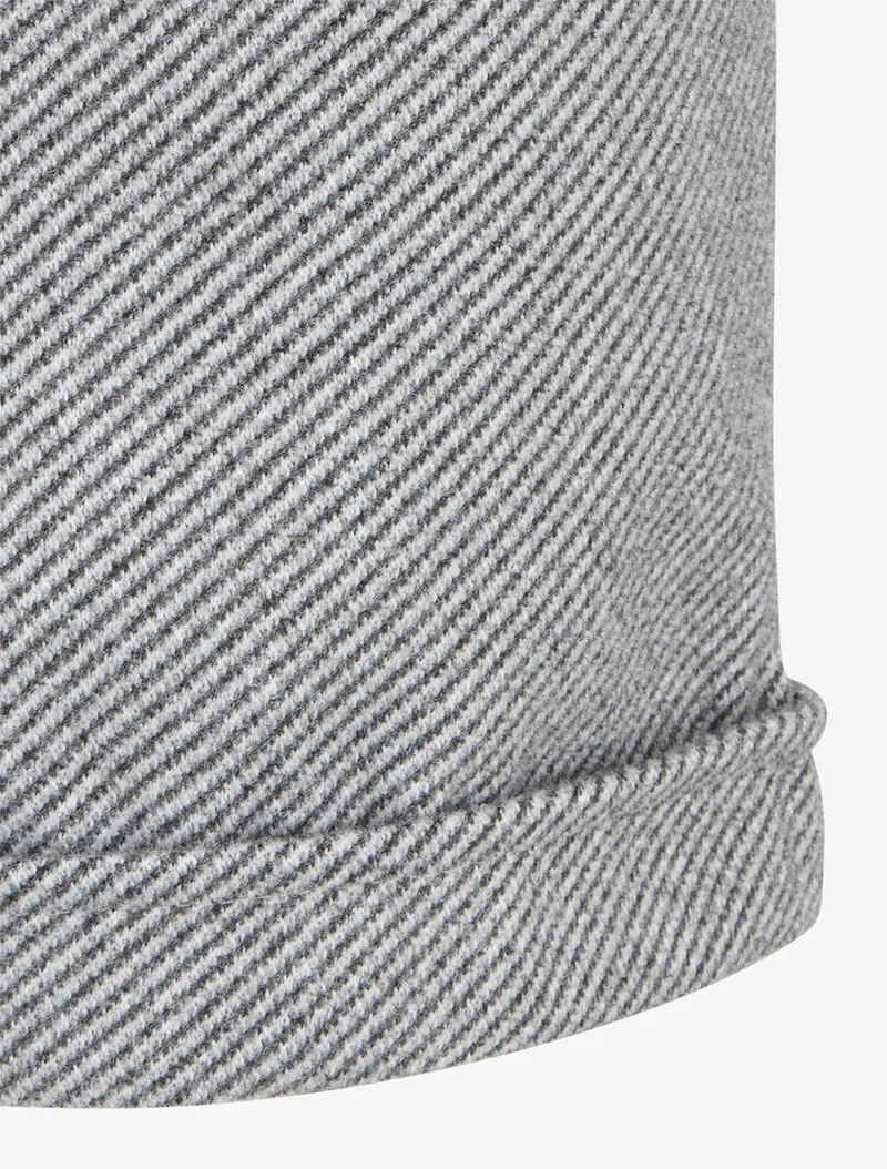 Kurze Shorts mit Saum und Gürtel. - Grau