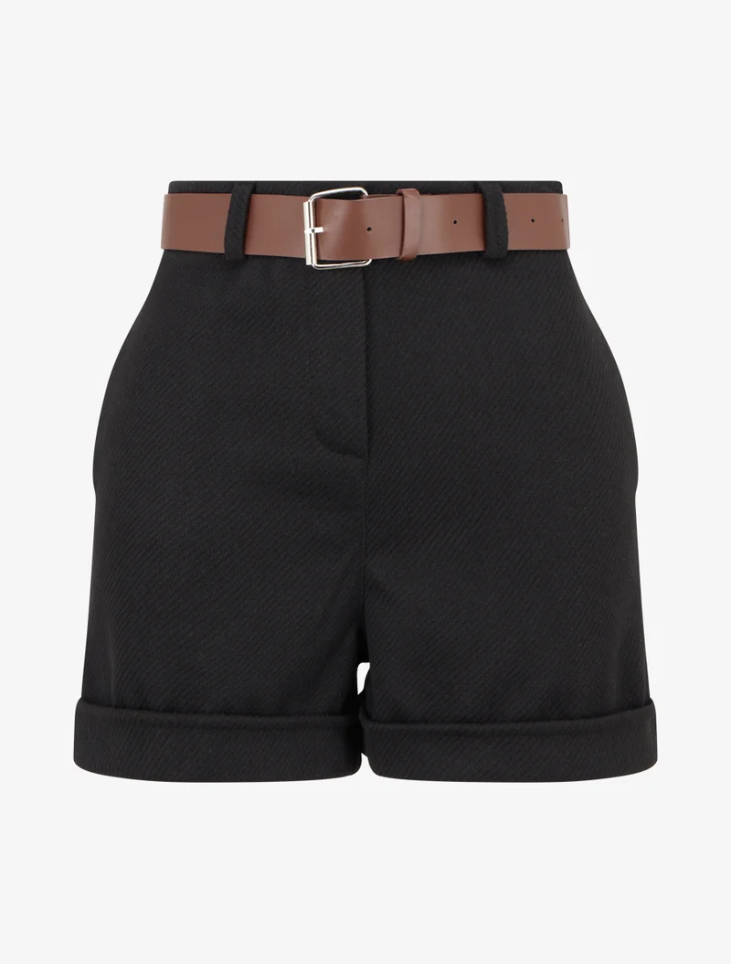 Kurze Shorts mit Saum und Gürtel. - Schwarz