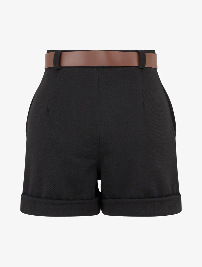 Kurze Shorts mit Saum und Gürtel. - Schwarz