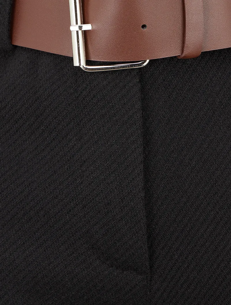 Kurze Shorts mit Saum und Gürtel. - Schwarz