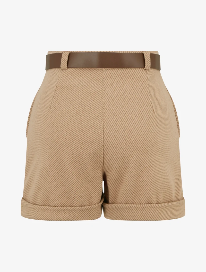 Kurze Shorts mit Saum und Gürtel. - Kamel