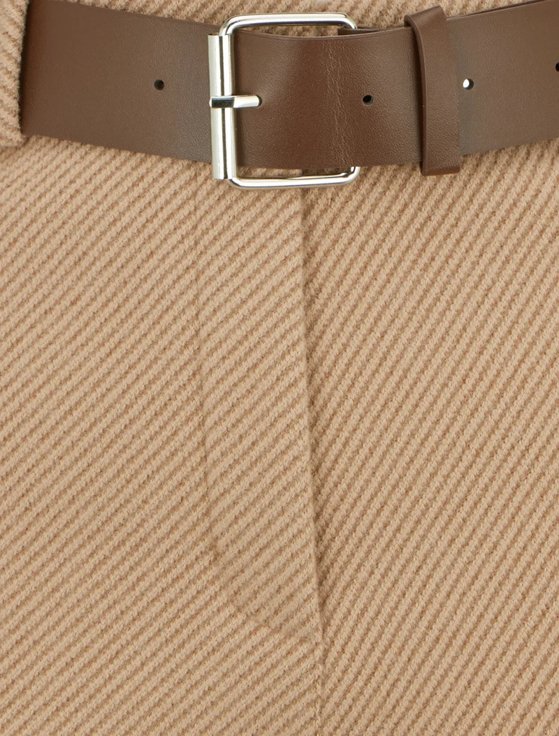 Kurze Shorts mit Saum und Gürtel. - Kamel