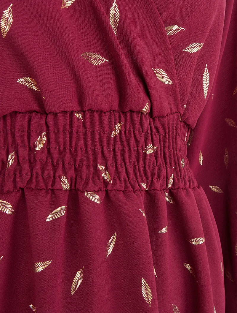 Ausgestelltes Kleid mit goldenen Federdrucken - Weinrot