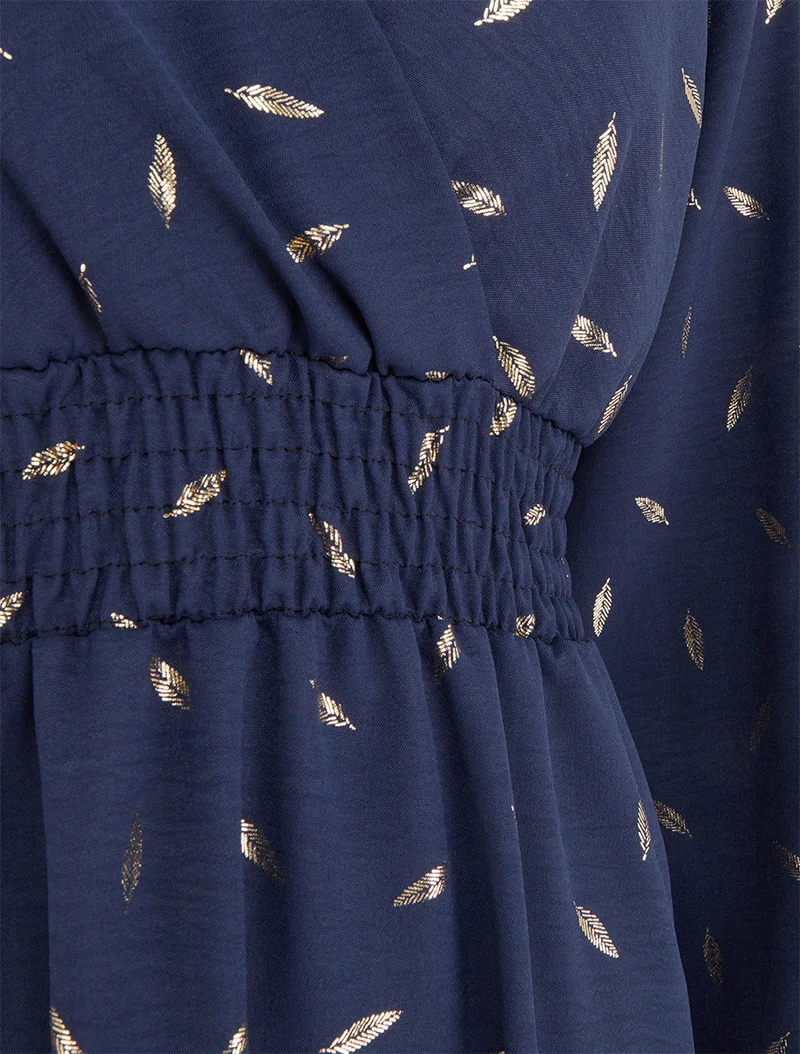 Ausgestelltes Kleid mit goldenen Federdrucken - Marine