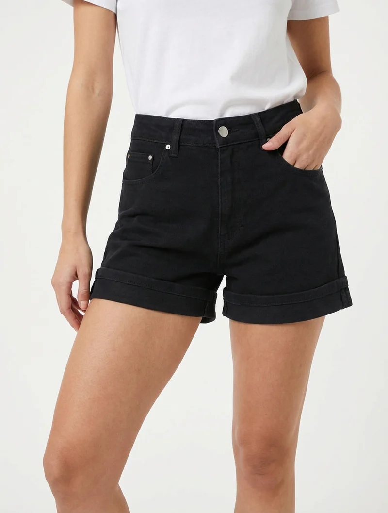 Umgeschlagene Jeans-Shorts. - Schwarz
