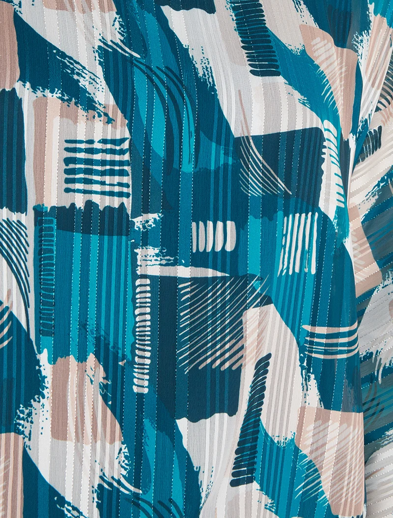Bluse aus bedrucktem Fantasie-Voile mit schimmerndem Detail. - Entenblau
