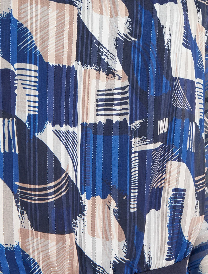 Bluse aus bedrucktem Fantasie-Voile mit schimmerndem Detail. - Marine